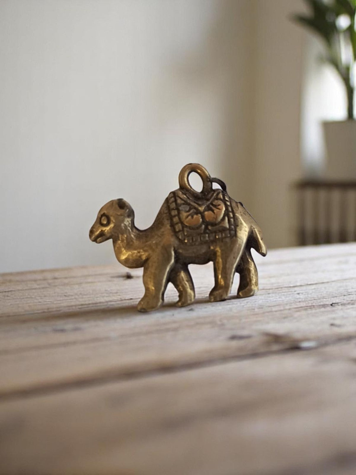 Pendentif chameau vintage métal doré années 50, bijou fantaisie rétro