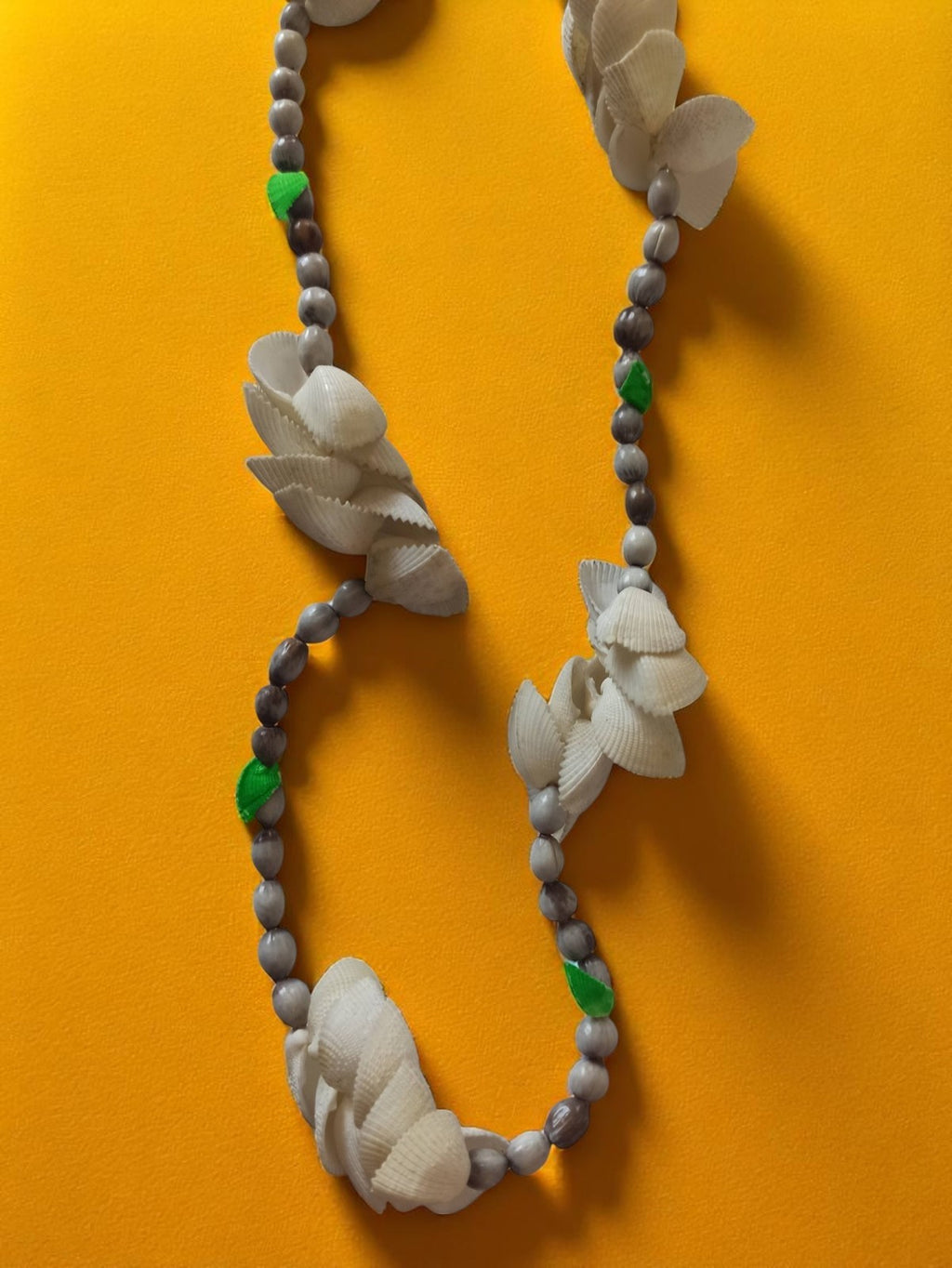 Collier coquillages vintage, perles grises et vertes, pièce unique rétro