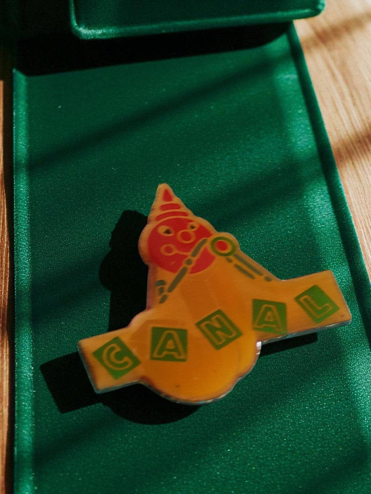 Pin's publicitaire vintage CANAL clown rétro années 80, badge rare