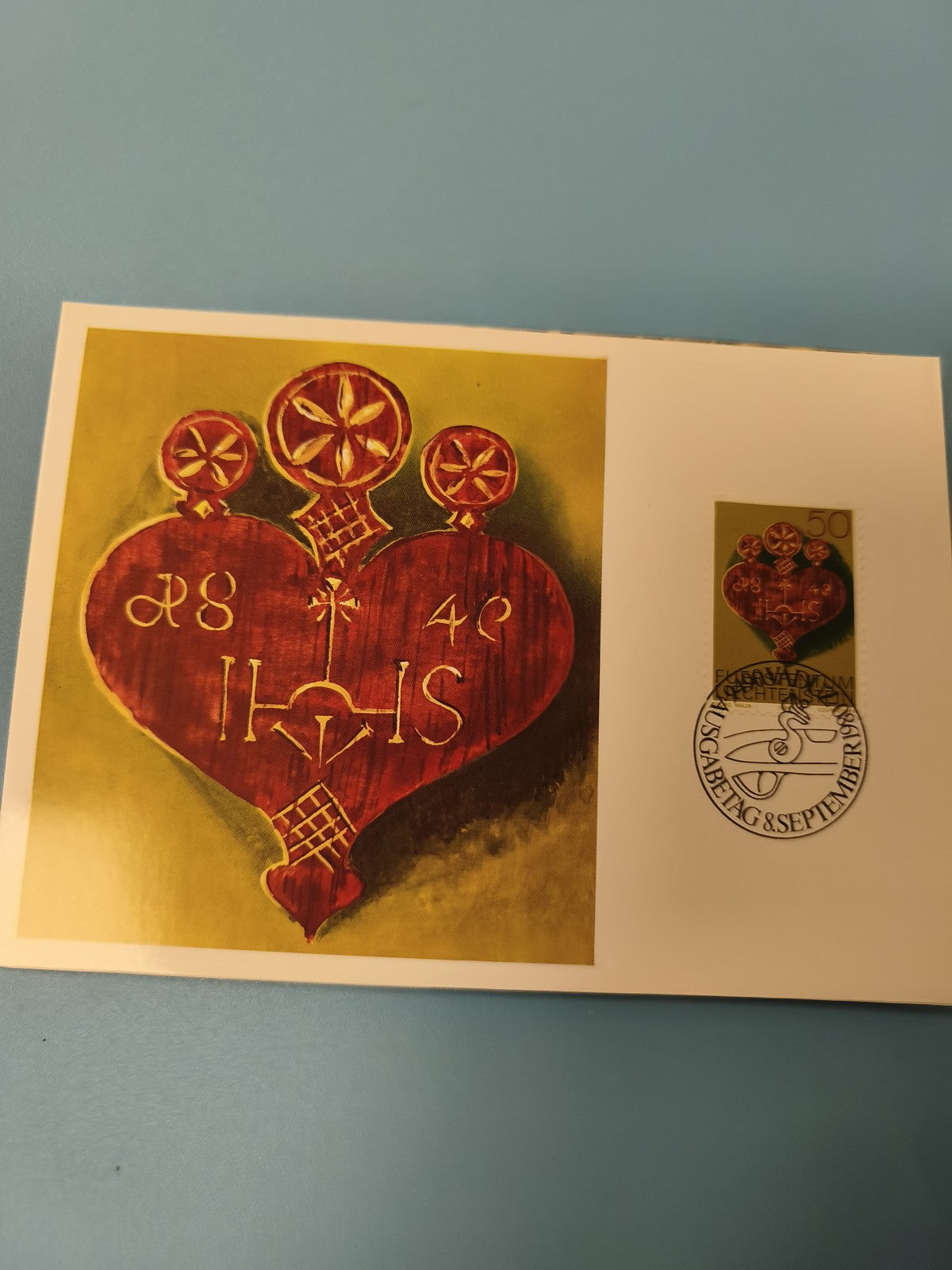 Carte postale philatélie c?ur rouge motif IHS timbre 50 décor religieux