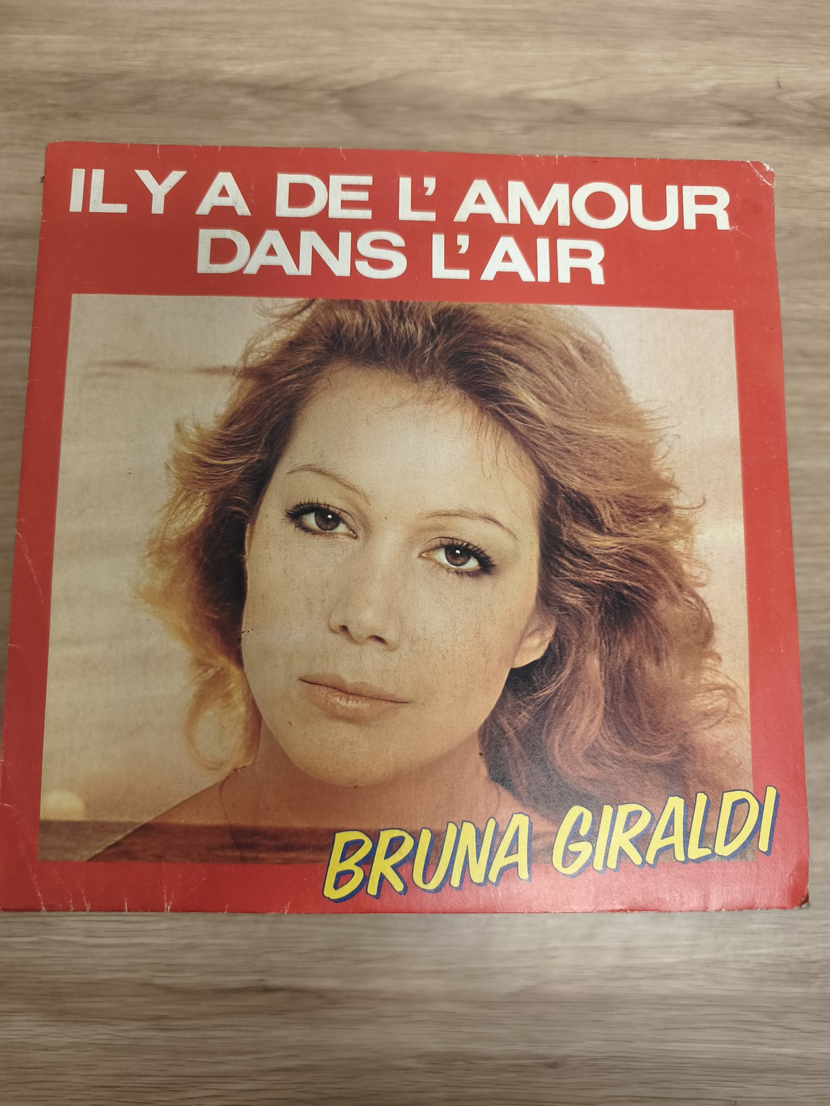 Vinyle 45 tours Bruna Giraldi - Il y a de l?amour dans l?air pochette rouge (Ref