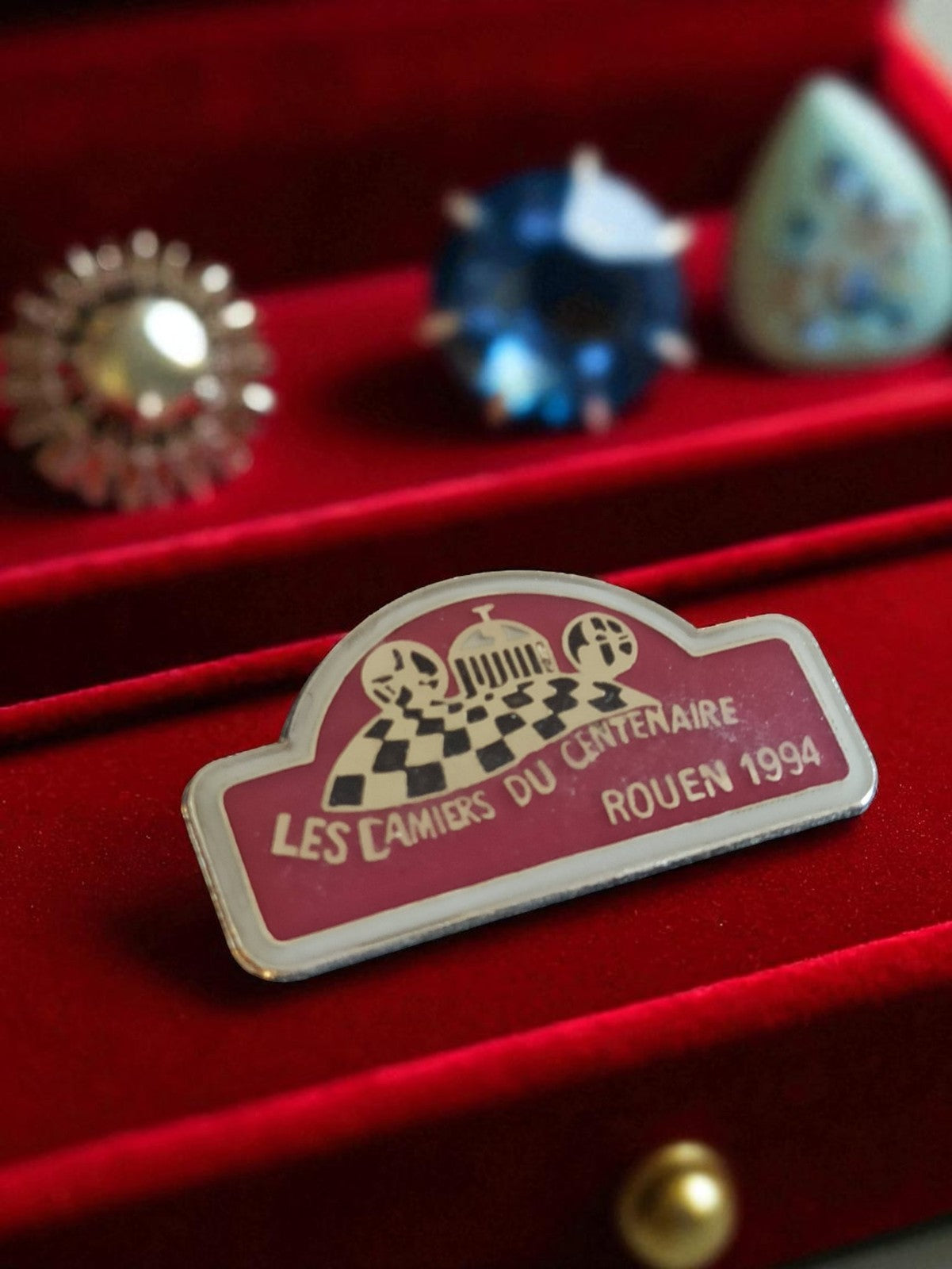 Pin's publicitaire Les Cahiers du Centenaire Rouen 1994 rétro auto vintage 90s