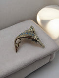 Broche vintage poisson-épée dorée strass bleus rétro, bijou fantaisie ancien