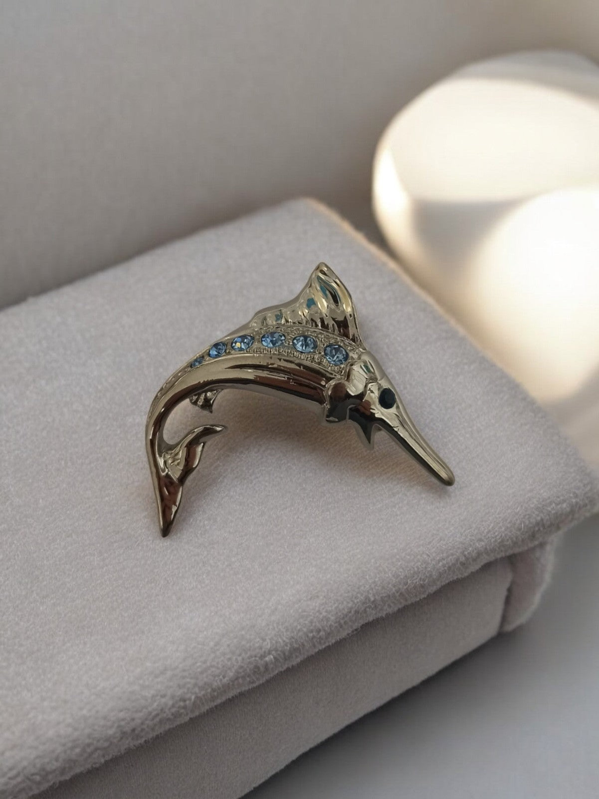 Broche vintage poisson-épée dorée strass bleus rétro, bijou fantaisie ancien