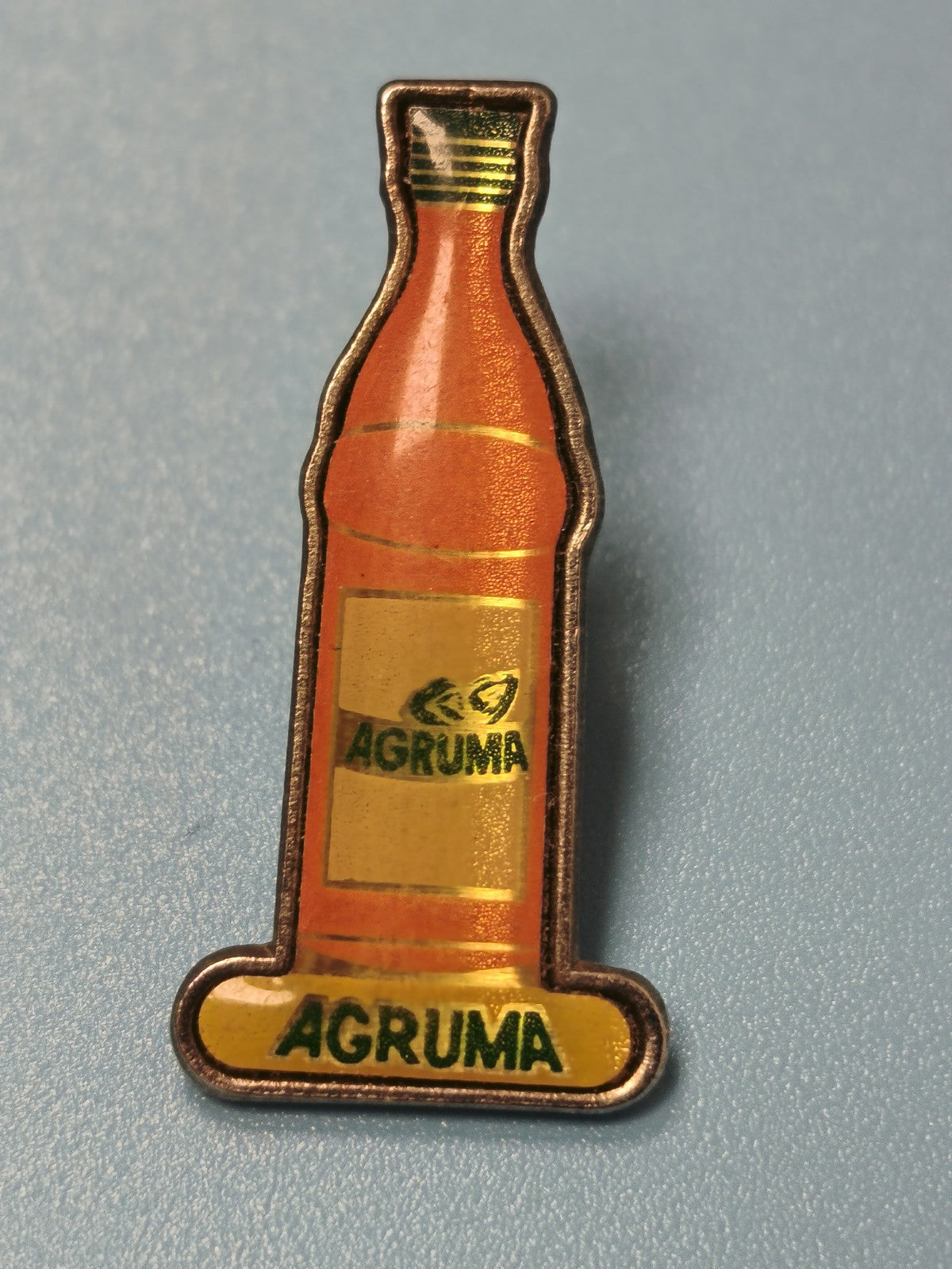 Pin's vintage bouteille Agruma orange rétro boisson publicitaire collection