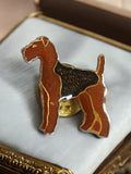 Pin's vintage chien terrier émaillé, badge broche rétro marron noir doré