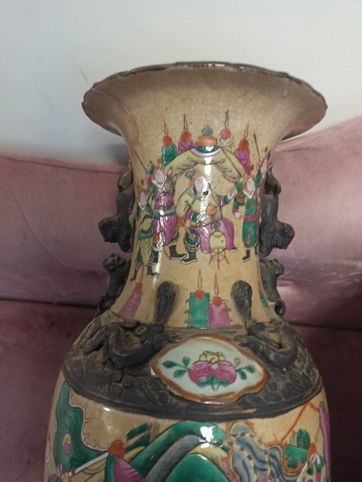 Paire de vases chinois anciens, émaux polychromes, dragons en relief, vintage