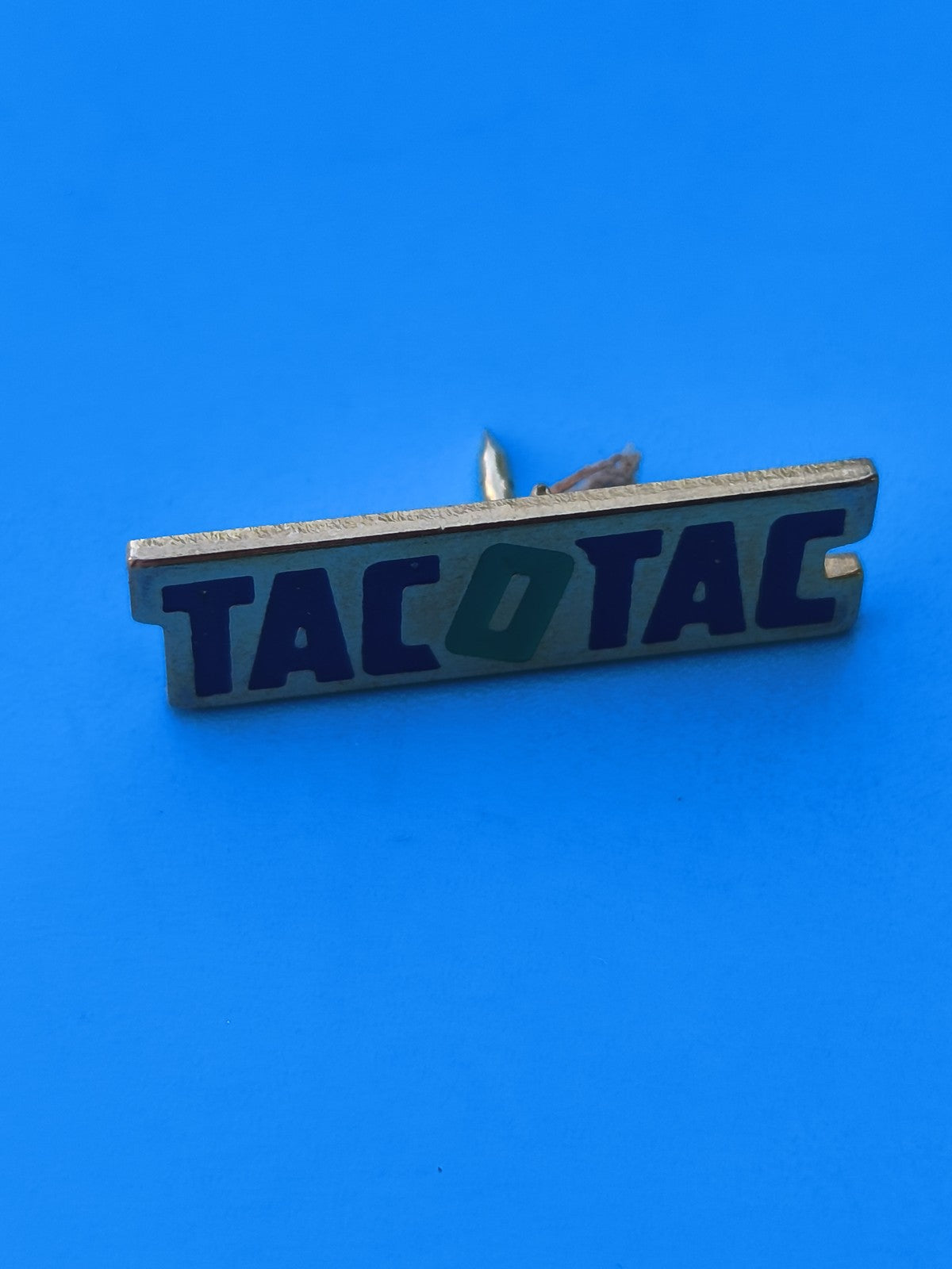 Pin's vintage TACOTAC ancien, rectangulaire, vert et bleu, collection France
