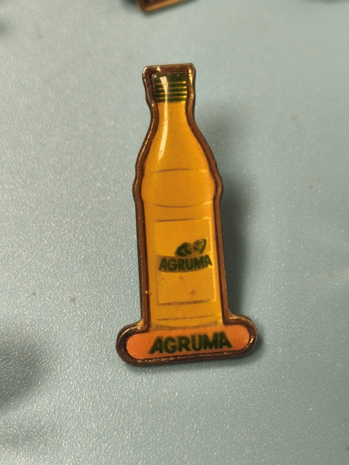 Vintage pin's bouteille AGRUMA jaune, objet publicitaire rétro collection (Ref 5