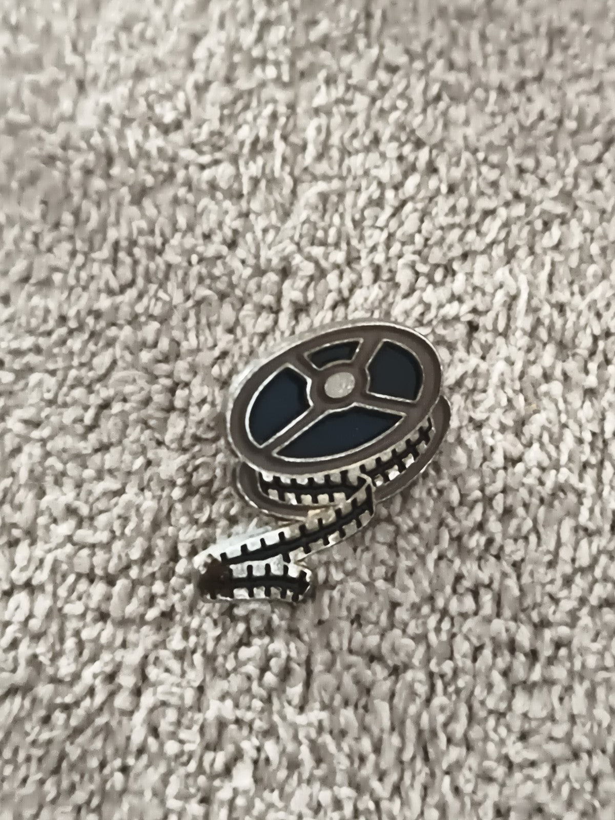 Pin's vintage bobine de film cinéma, émail noir, accessoire rétro (Ref 6)