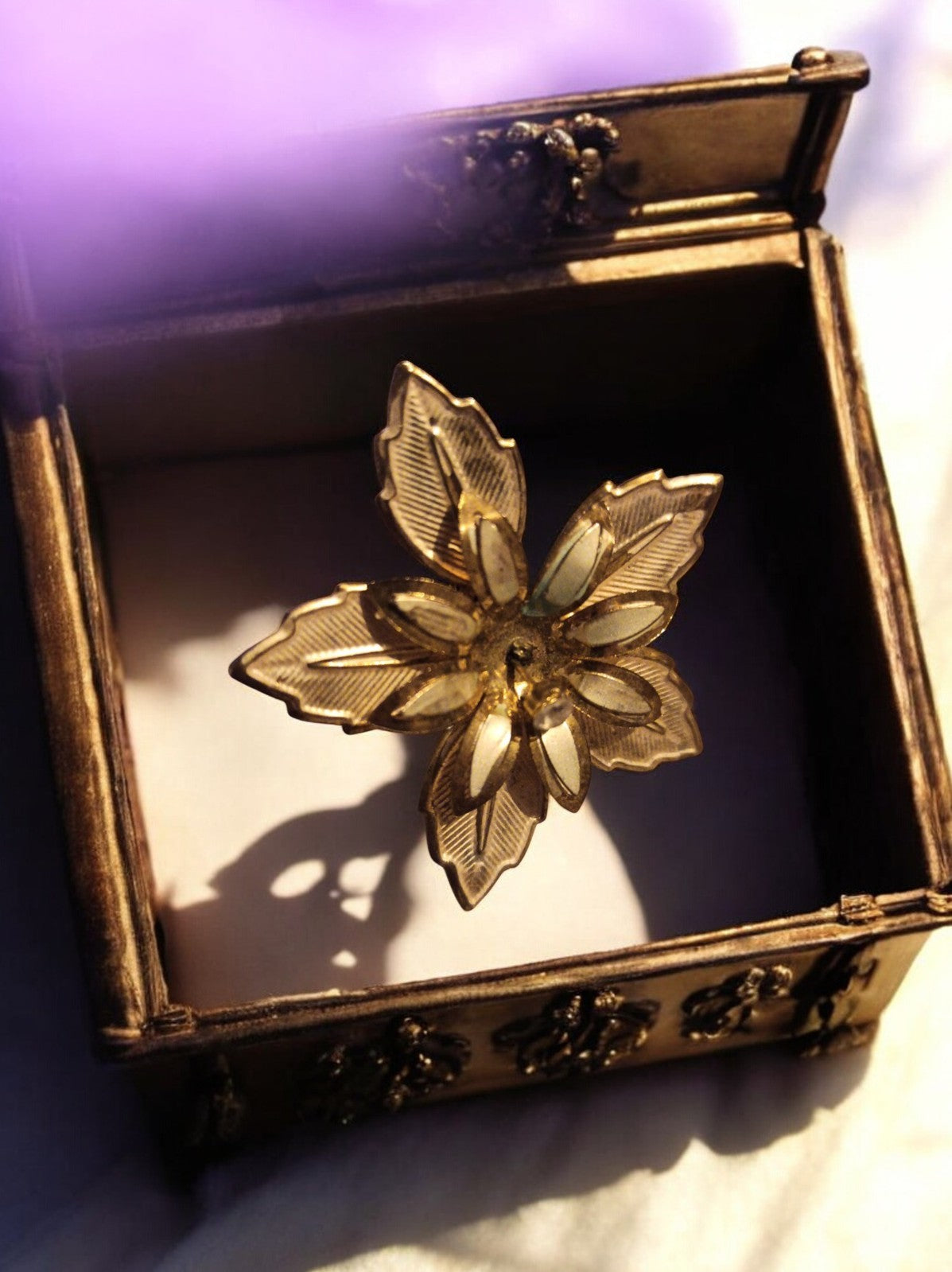 Broche fleur vintage dorée, bijou rétro élégant en métal, style années 60