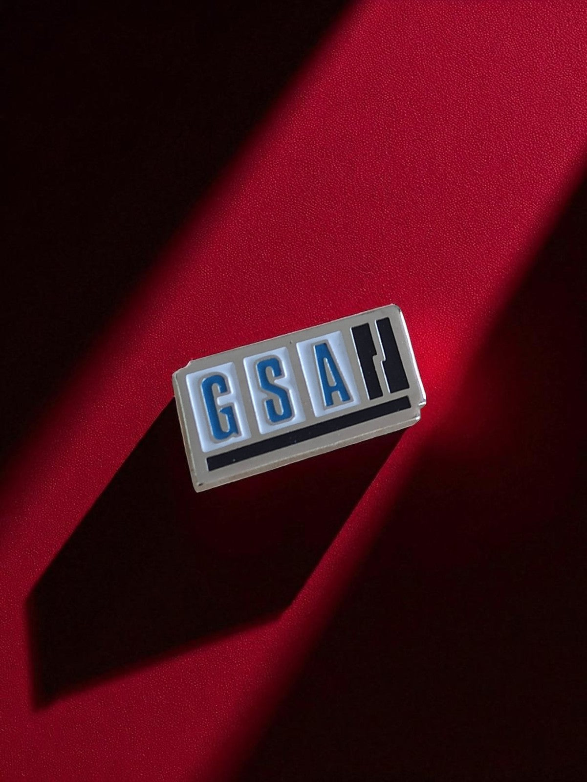 Pin's publicitaire vintage émaillé GSA logo rétro badge ancien