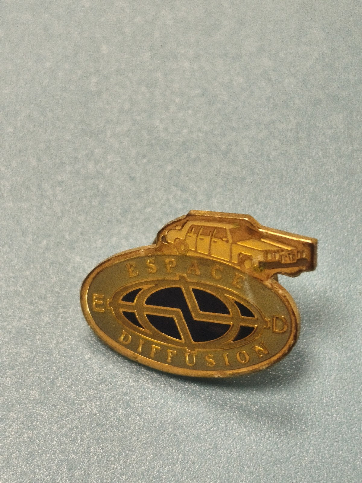 Pin's vintage Espace Diffusion automobile doré noir, collection badge ancien