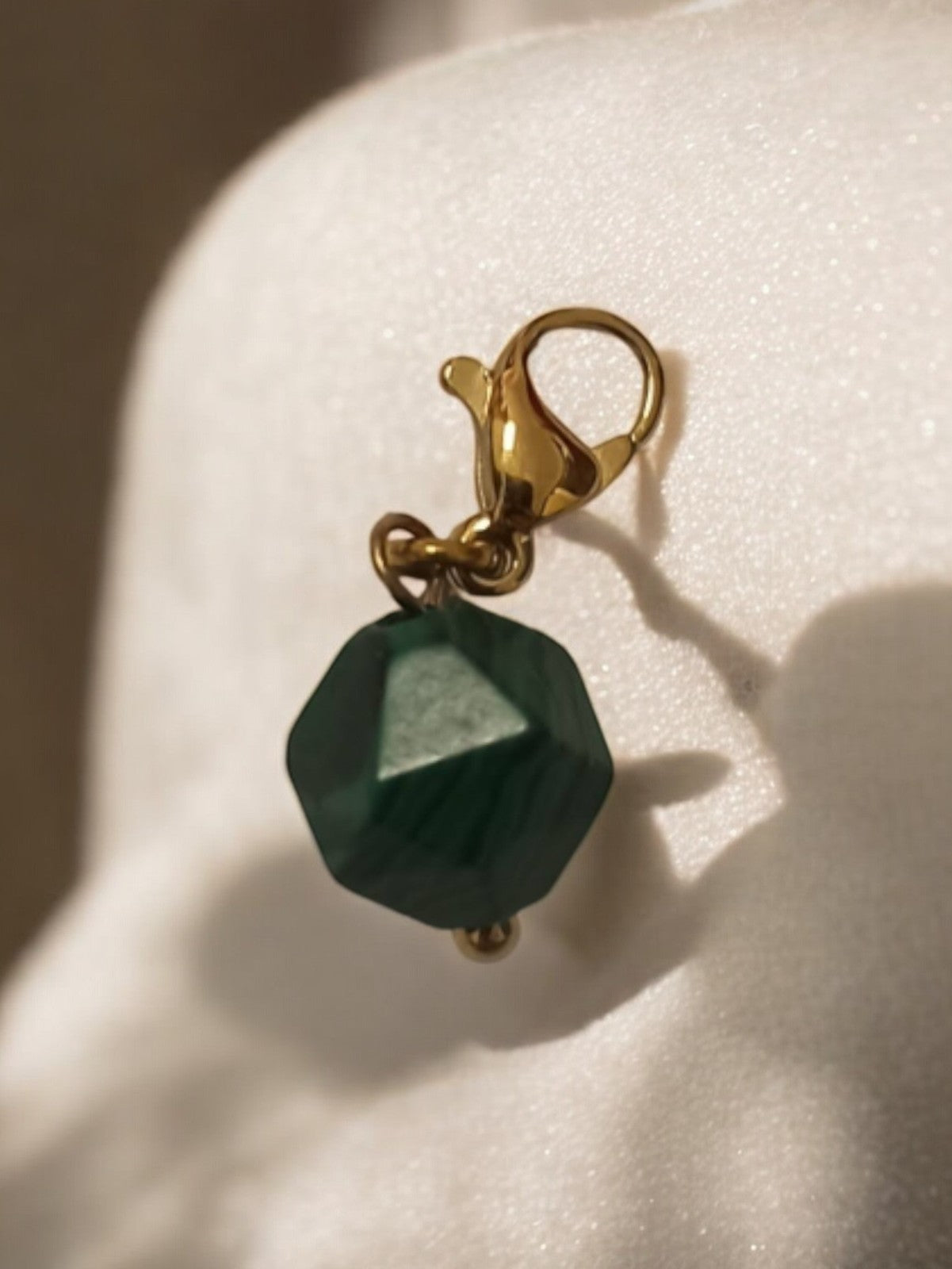 Pendentif bijou vert facetté, fermoir doré, pierre de soleil, charm d’occasion