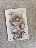 Carte postale Bonne Année début XXe, illustration femme fleurs, CPA