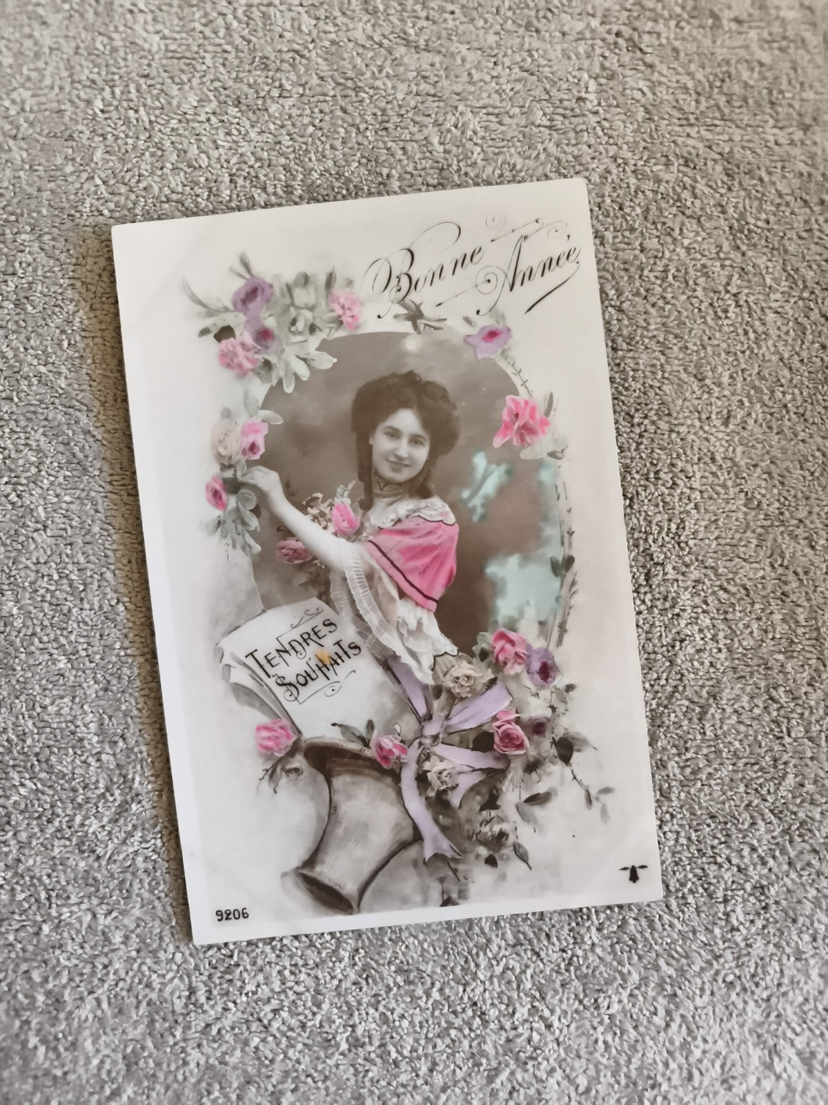Carte postale Bonne Année début XXe, illustration femme fleurs, CPA