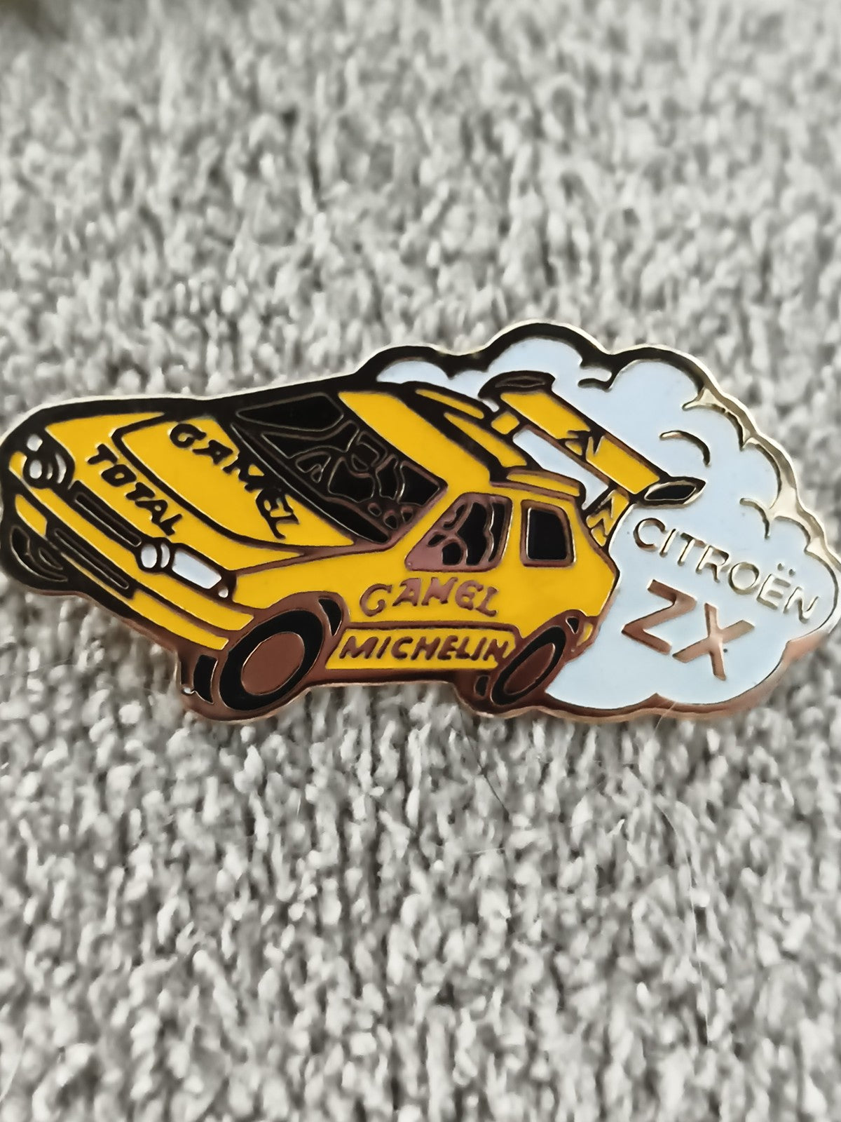 Pin's Citroën ZX Rallye jaune vintage, Ganel Michelin Total, voiture sport (Ref