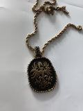 Collier pendentif médaillon noir doré motif aigle, chaîne torsadée élégante