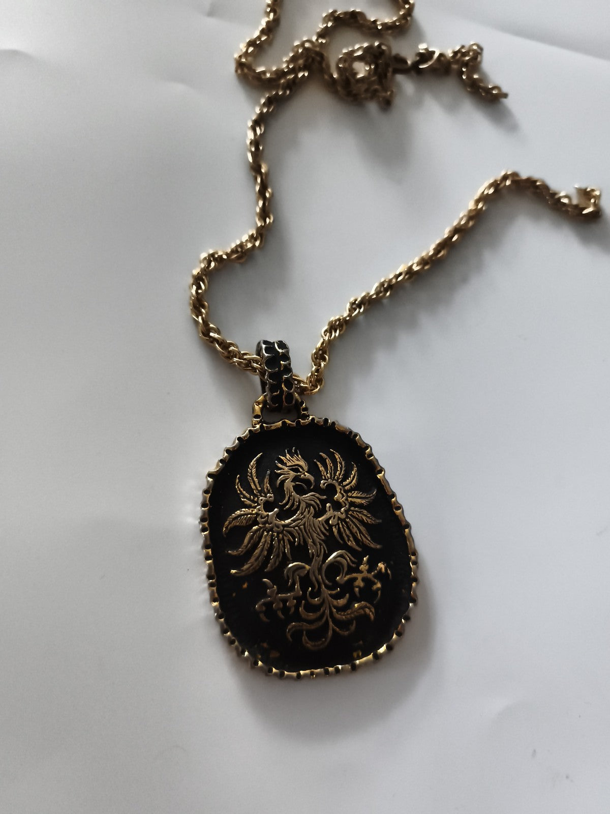 Collier pendentif médaillon noir doré motif aigle, chaîne torsadée élégante