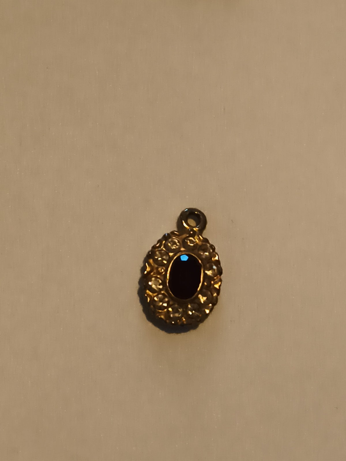 Pendentif ancien ovale doré cabochon rouge style rétro bijou vintage
