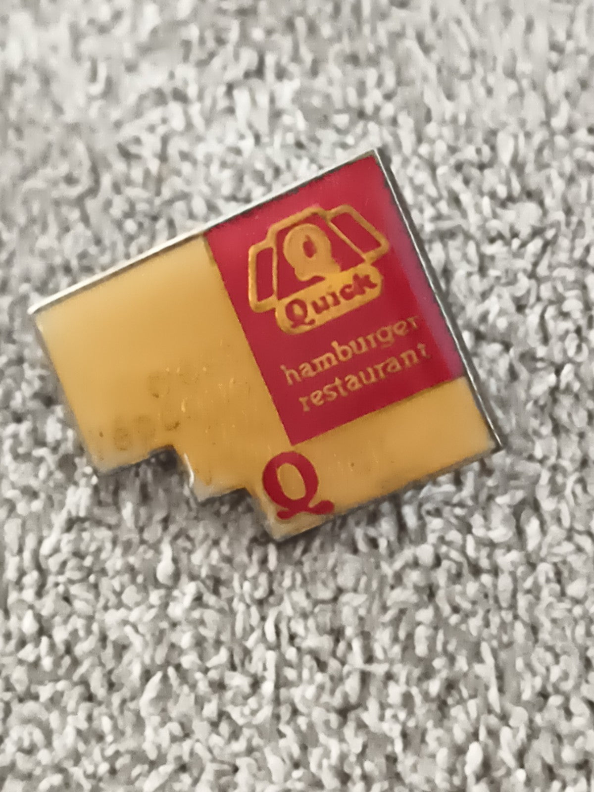 Pin's vintage Quick hamburger restaurant logo ancien badge fast-food (Ref 9)