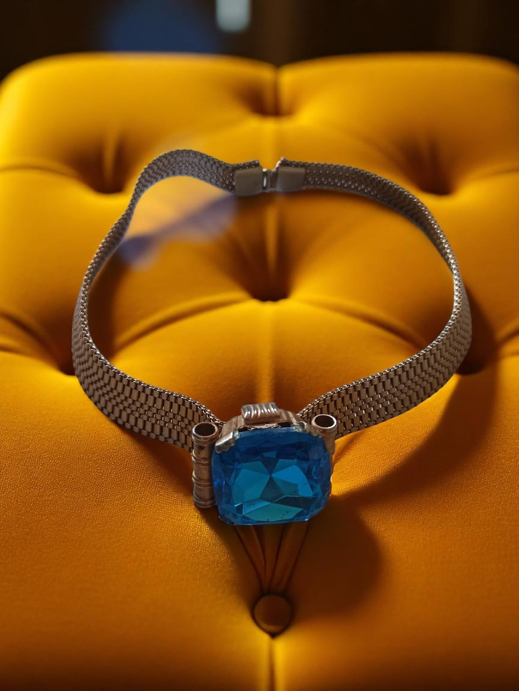 Collier vintage rétro strass bleu, maille large, accessoire ancien mode