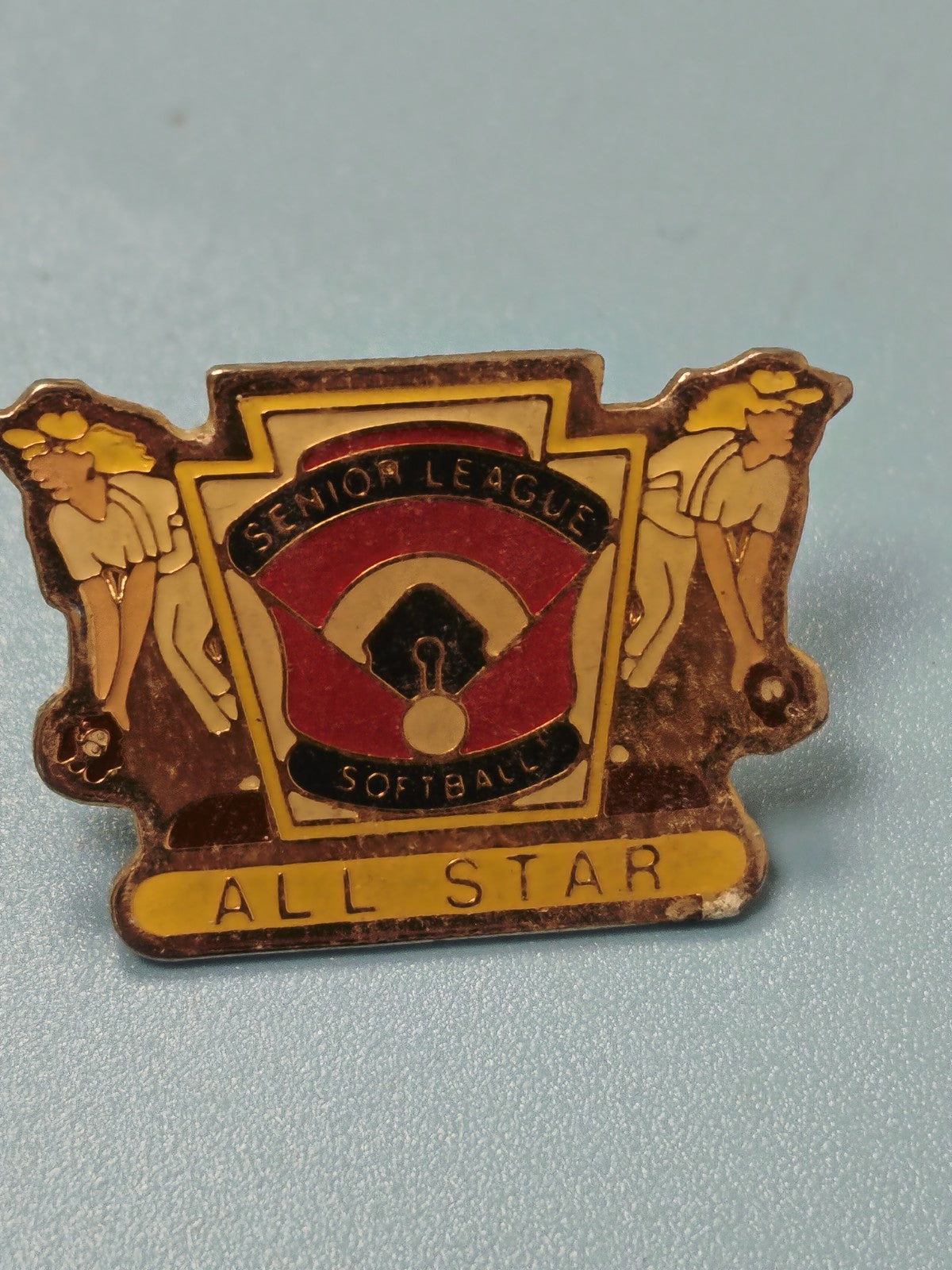 Vintage pin's Senior League Softball All Star émaillé, joueur, collection sport