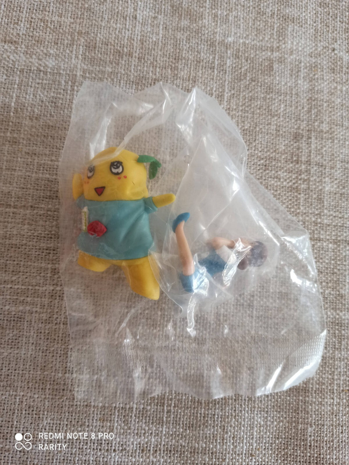 Figurine Funassyi Gashapon Japon mascotte jaune costume bleu