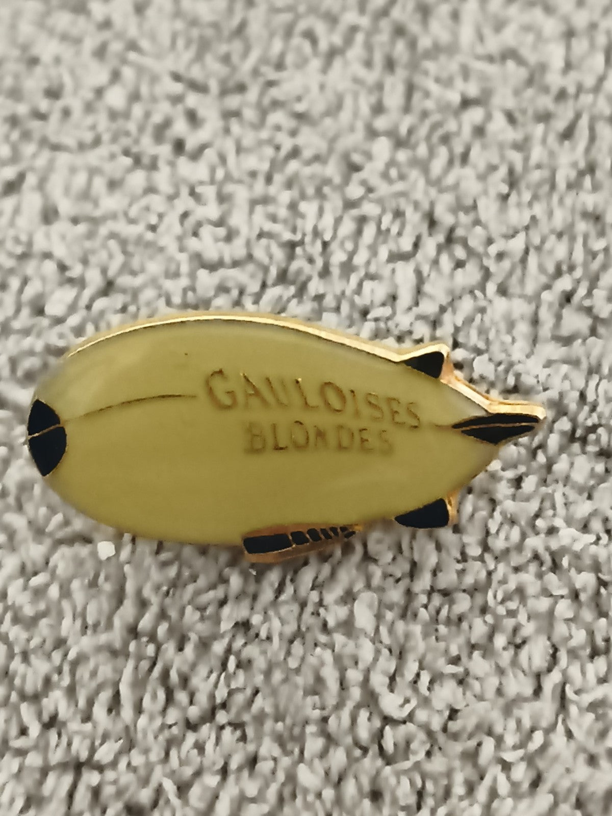 Pin's Gauloises Blondes dirigeable vintage, badge zeppelin publicitaire (Ref 2)