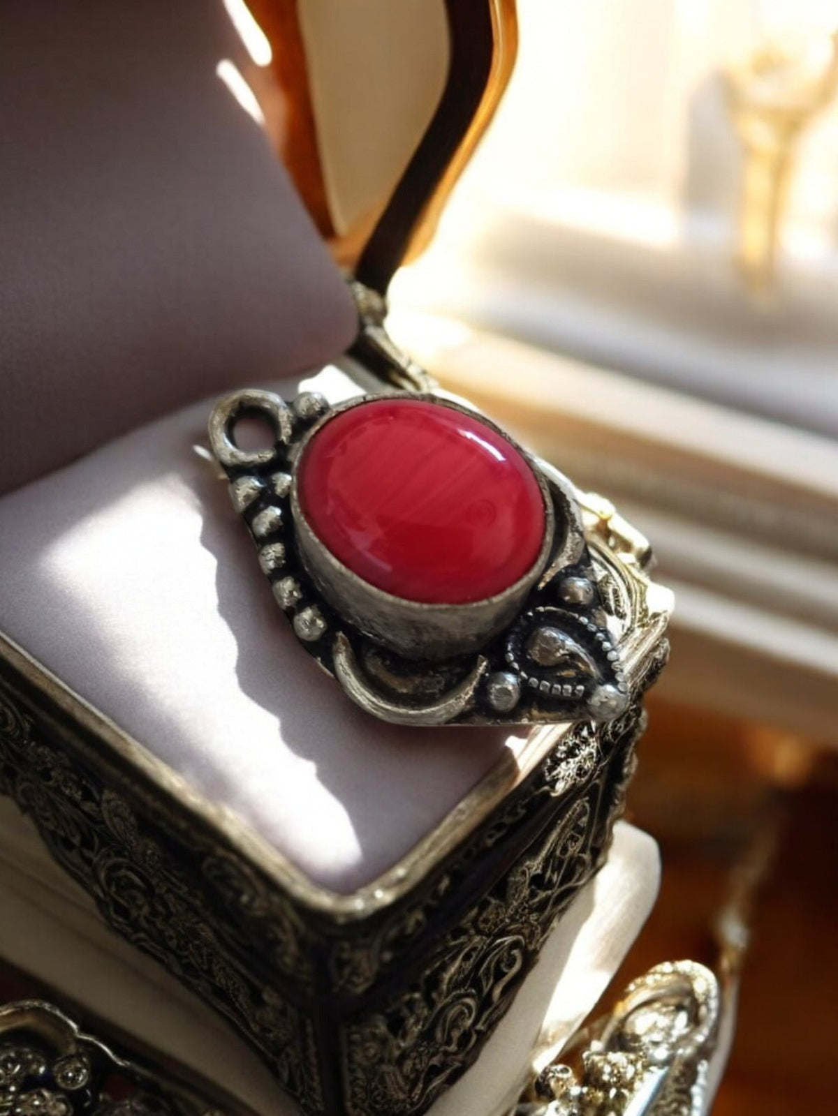 Vintage-Anhänger, gearbeitetes Metall, roter Korallencabochon im Barockstil