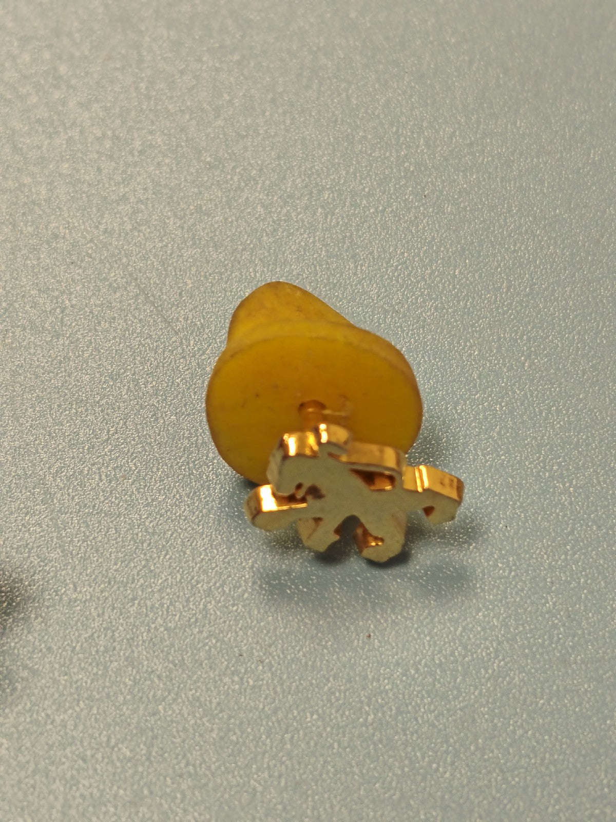Pin's vintage Peugeot lion doré, badge ancien collection automobile (Ref 3)