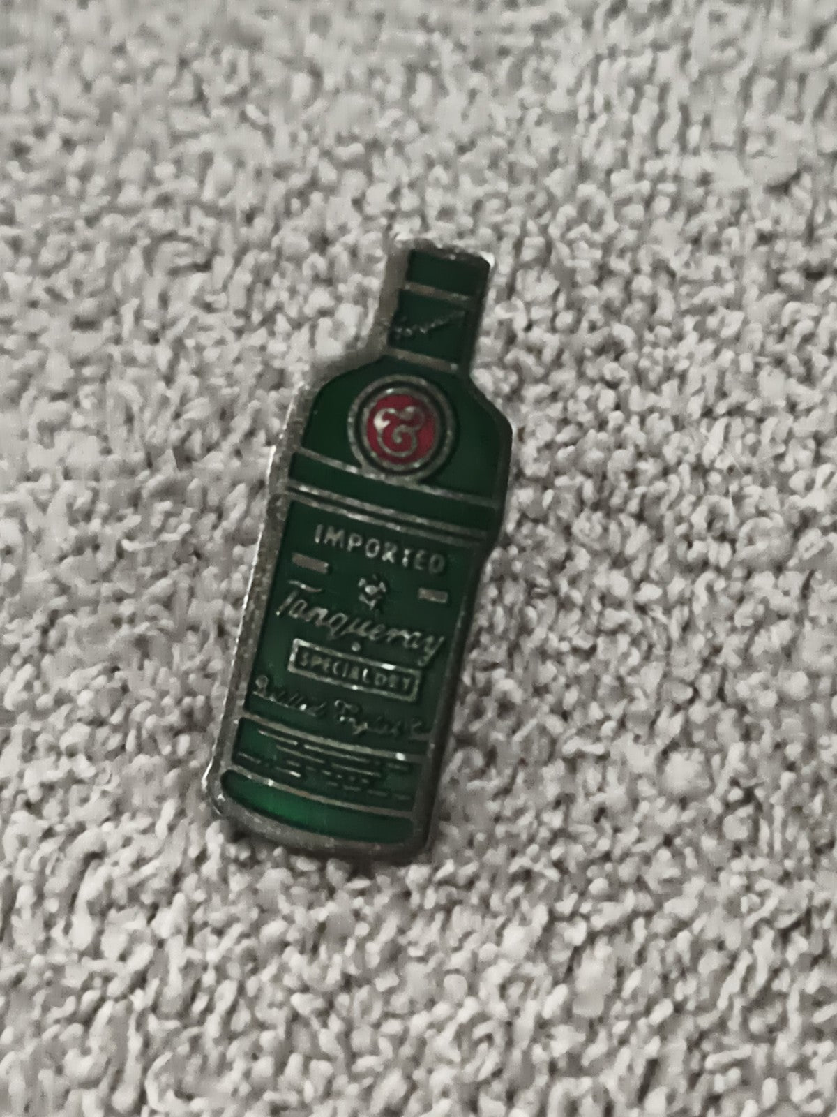 Pin's bouteille Tanqueray vintage, émaillé vert, gin, années 80-90, (Ref 9)