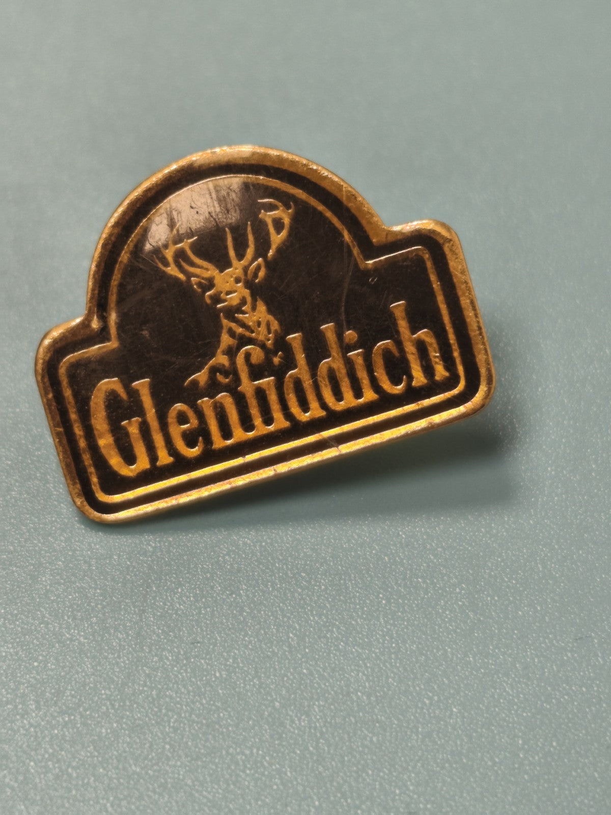 Vintage pin's Glenfiddich logo doré collection whisky écossais ancien