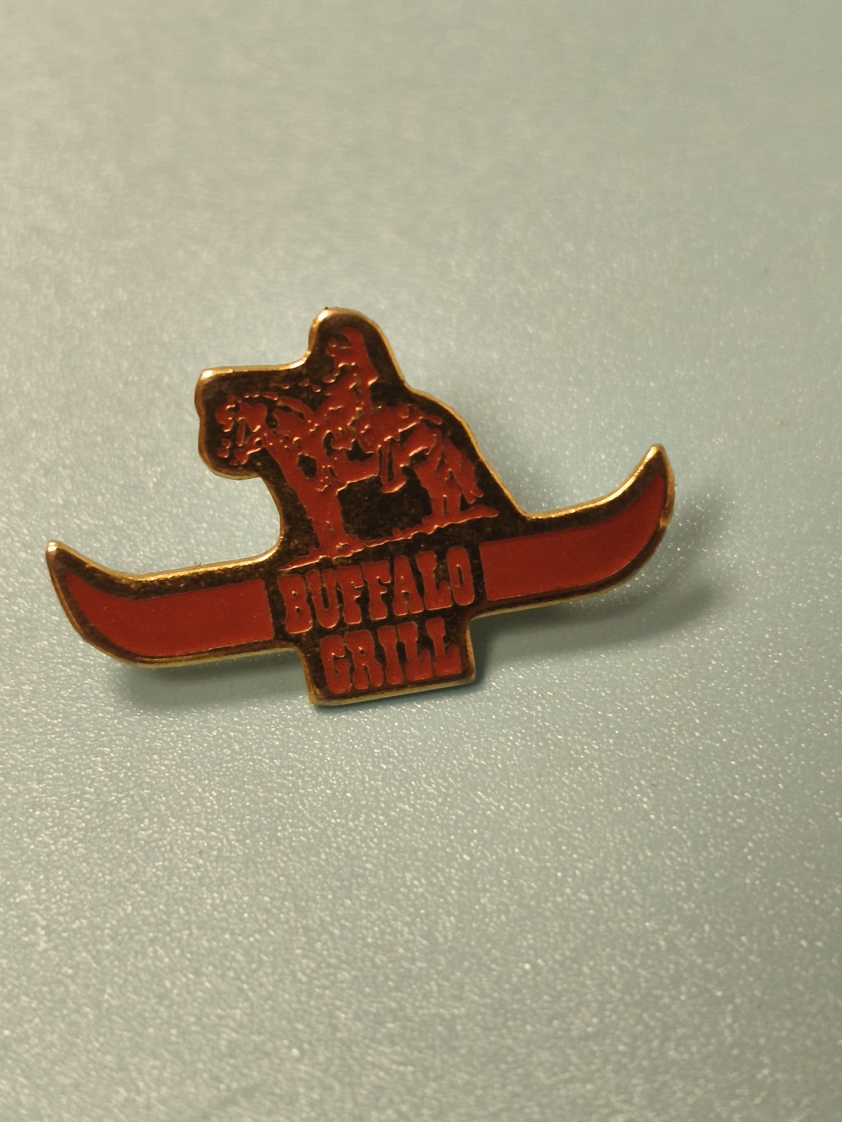 Pin's vintage Buffalo Grill tête de buffle rouge western collection rare