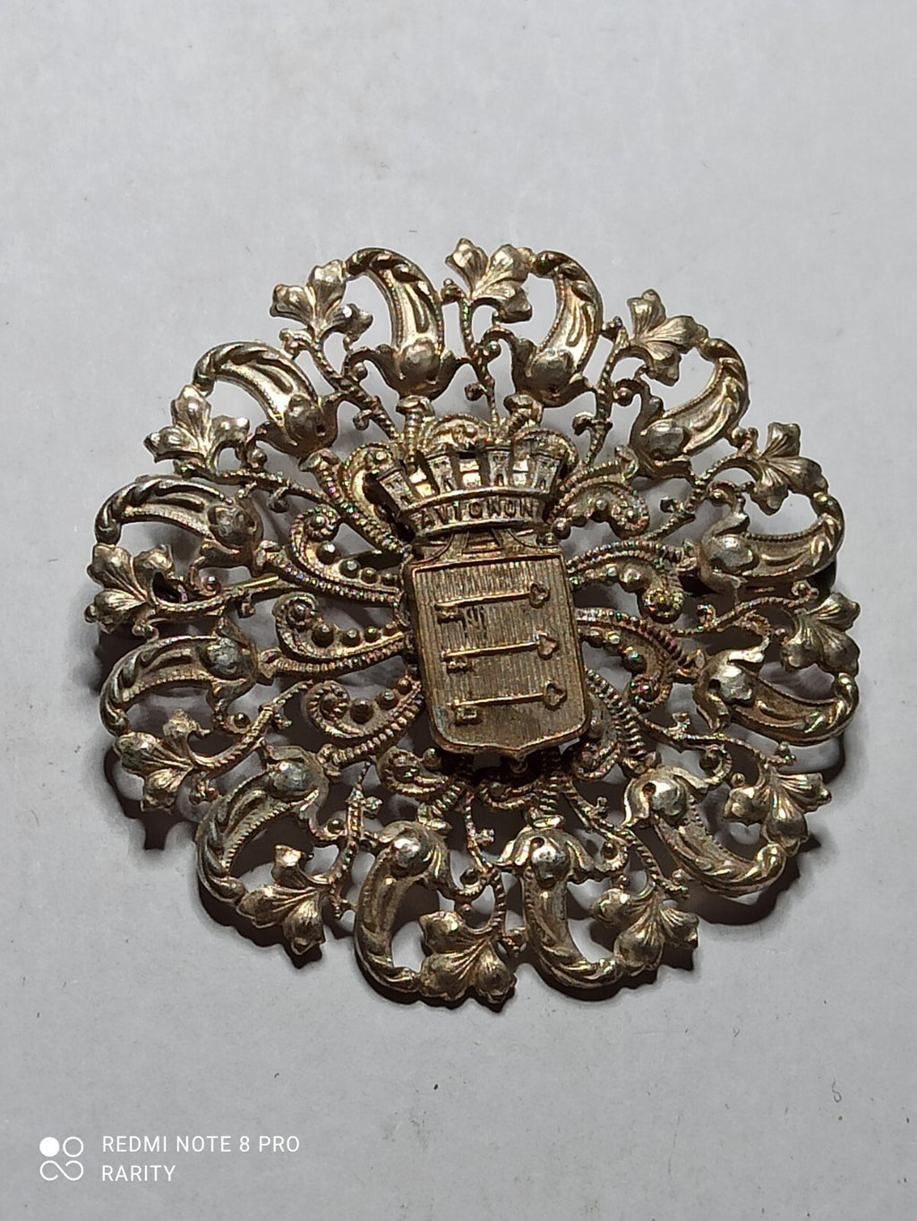 Broche ancienne Avignon métal argenté blason couronne style XIXe déco