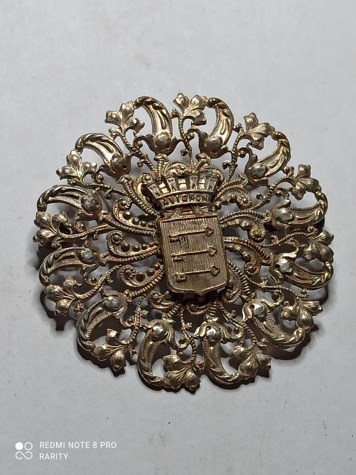 Broche ancienne Avignon métal argenté blason couronne style XIXe déco