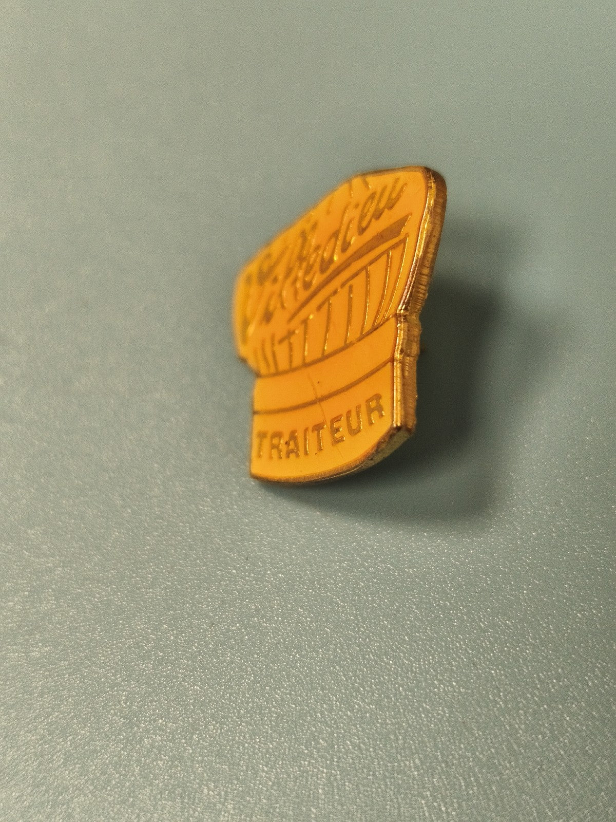 Pin's vintage traiteur jaune, badge ancien collection gastronomie (Ref 17)