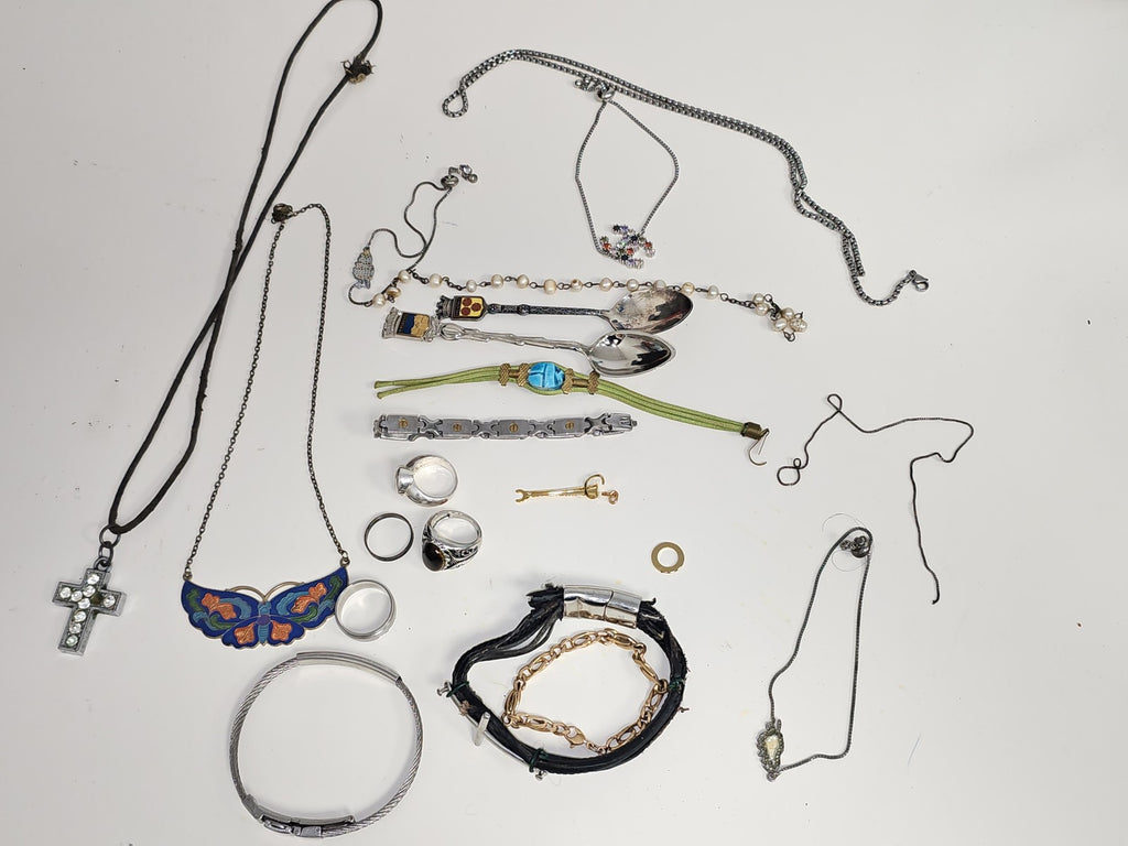 Lot bijoux fantaisie à trier, accessoires divers, parures, bijoux en vrac occasi
