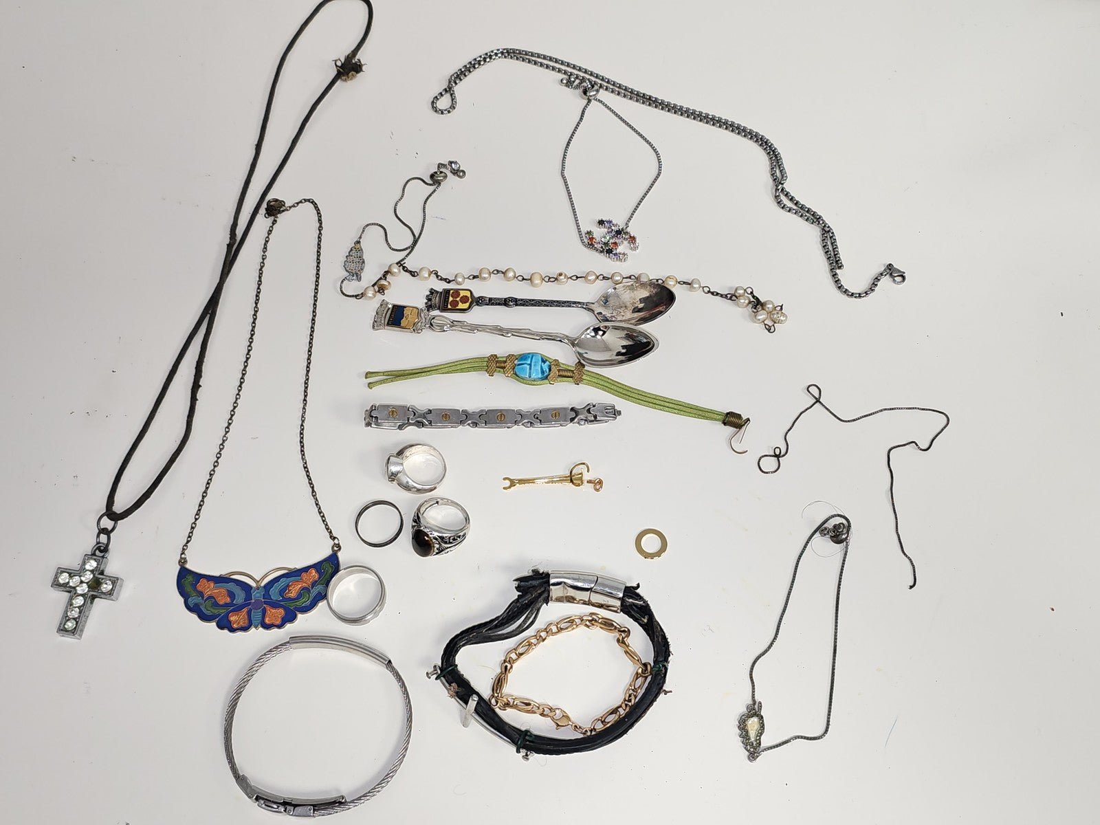Lot bijoux fantaisie à trier, accessoires divers, parures, bijoux en vrac occasi