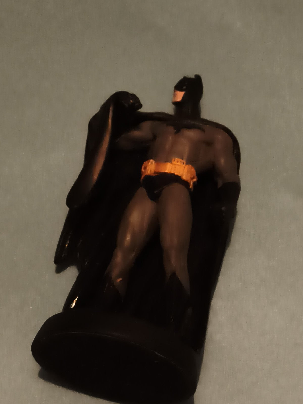 Figurine Batman super-héros DC Comics noire cape socle statuette déco