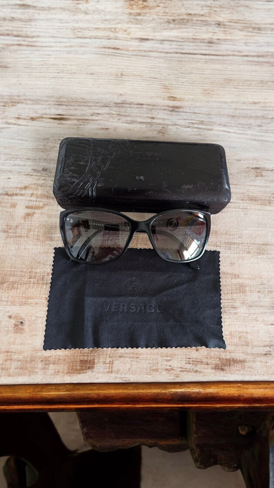 Lunettes de soleil Versace femme noir avec étui et lingette, logo visible