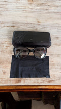 Lunettes de soleil Versace femme noir avec étui et lingette, logo visible