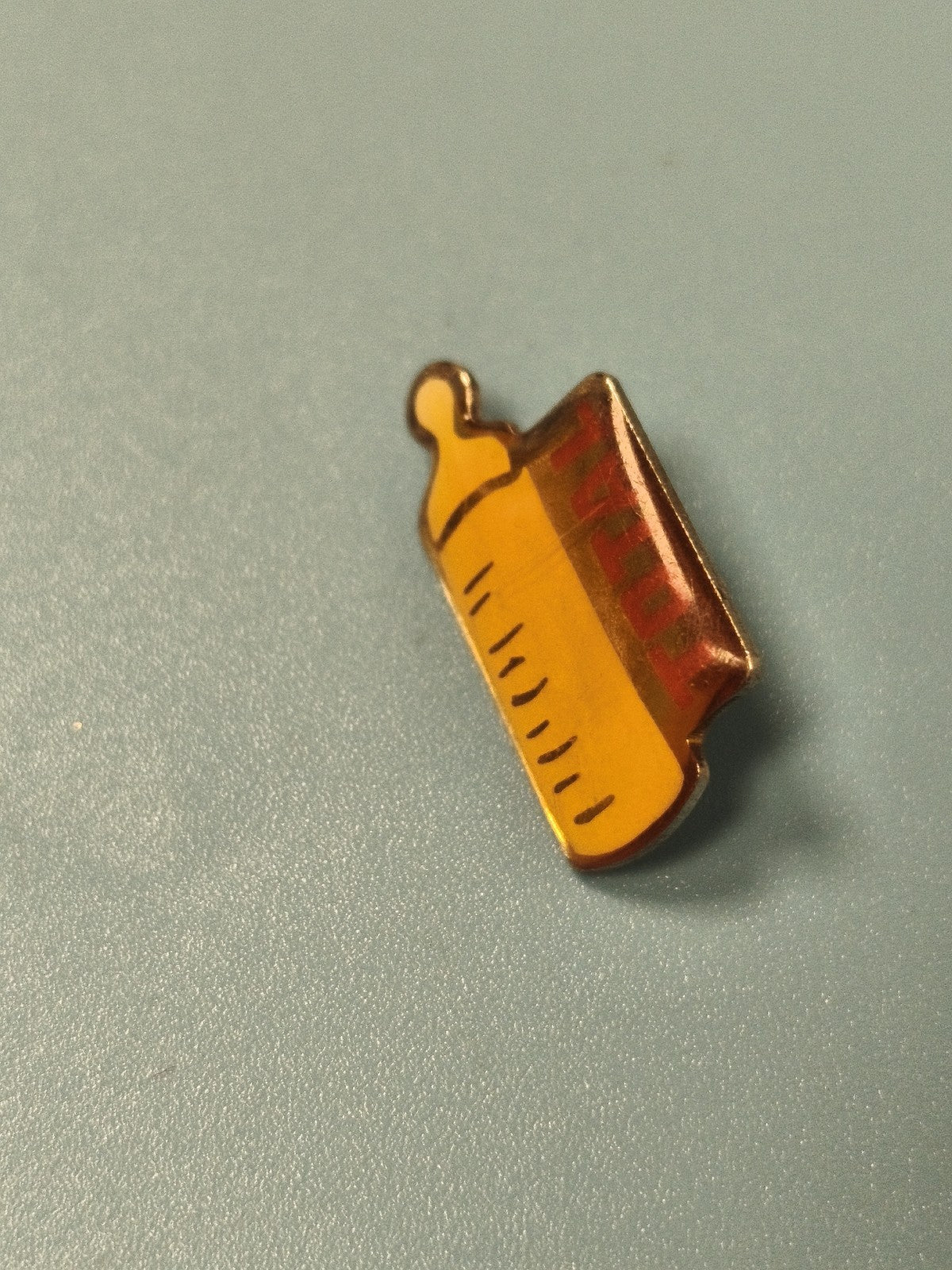 Vintage pin's Total biberon jaune, collection publicitaire rétro