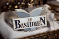 Pin's vintage Le Bastidien émaillé blanc bleu, badge rétro années 80 90
