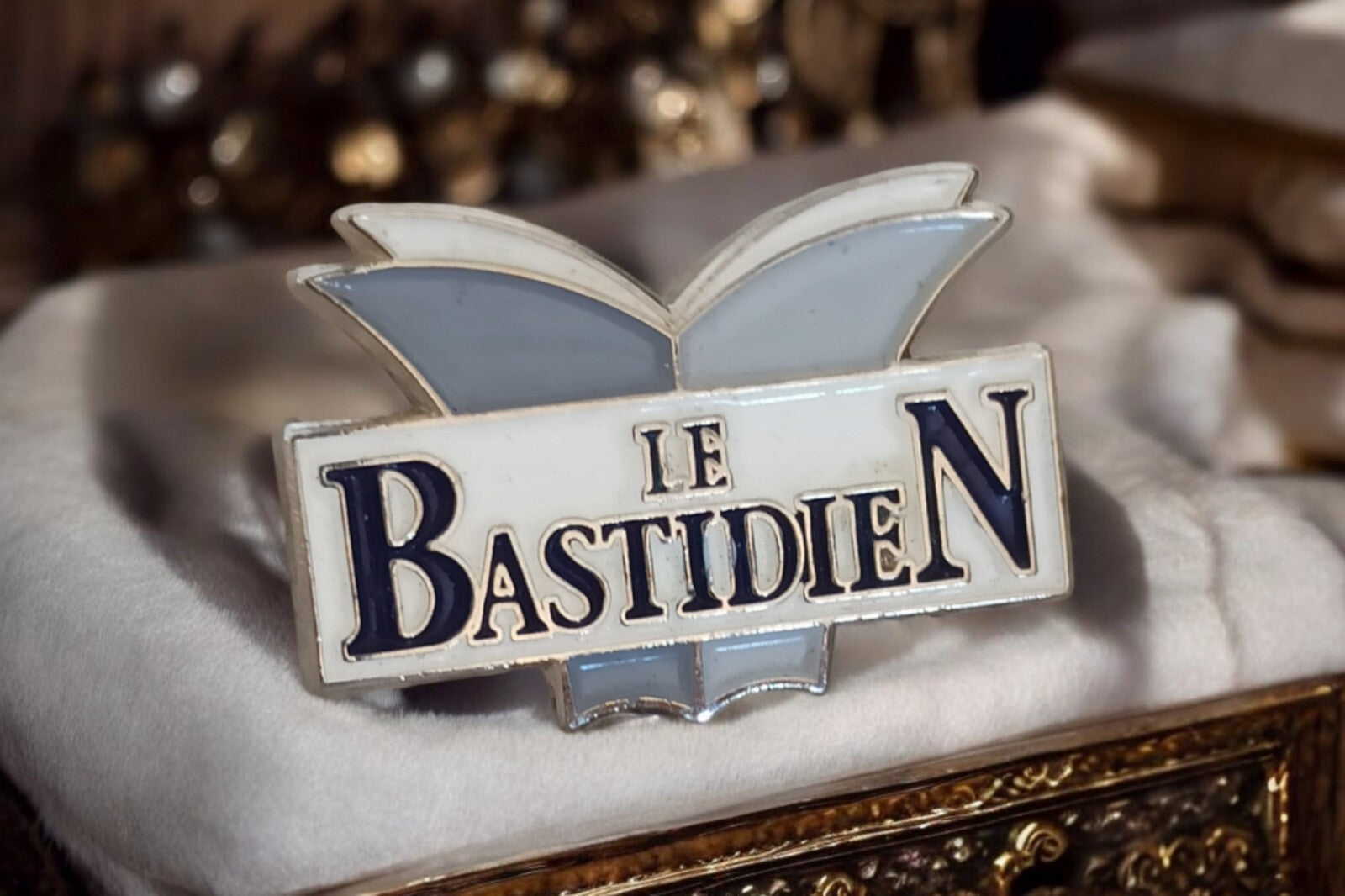 Pin's vintage Le Bastidien émaillé blanc bleu, badge rétro années 80 90
