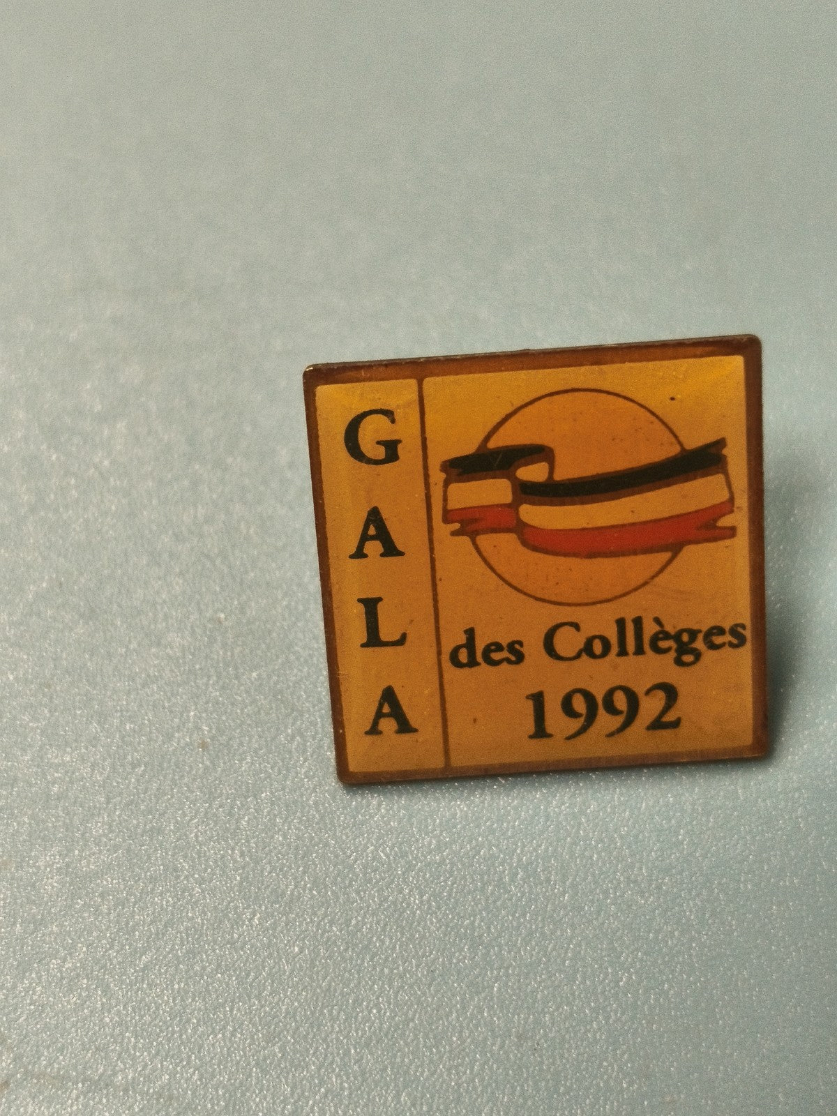 Pin's vintage Gala des Collèges 1992 carré jaune rétro collection (Ref 17)