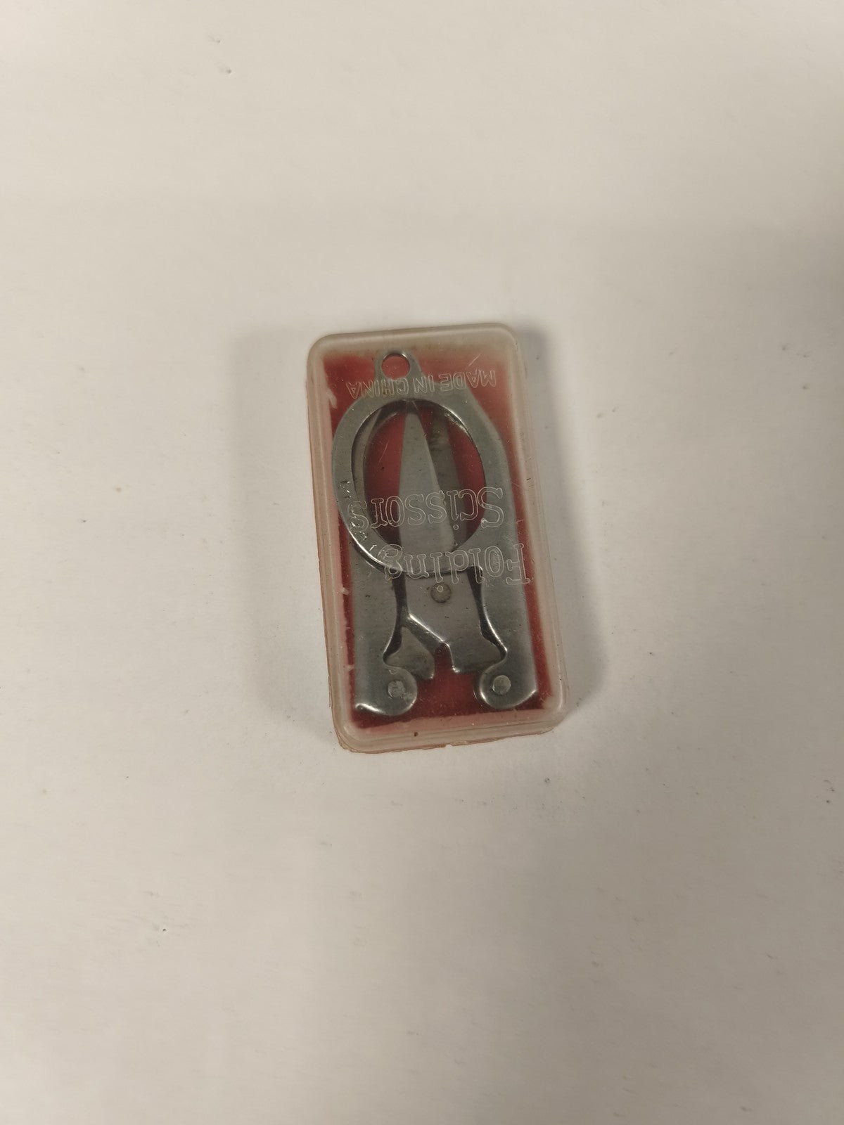 Paire de ciseaux anciens pliants de poche, métal argenté, étui rouge vintage