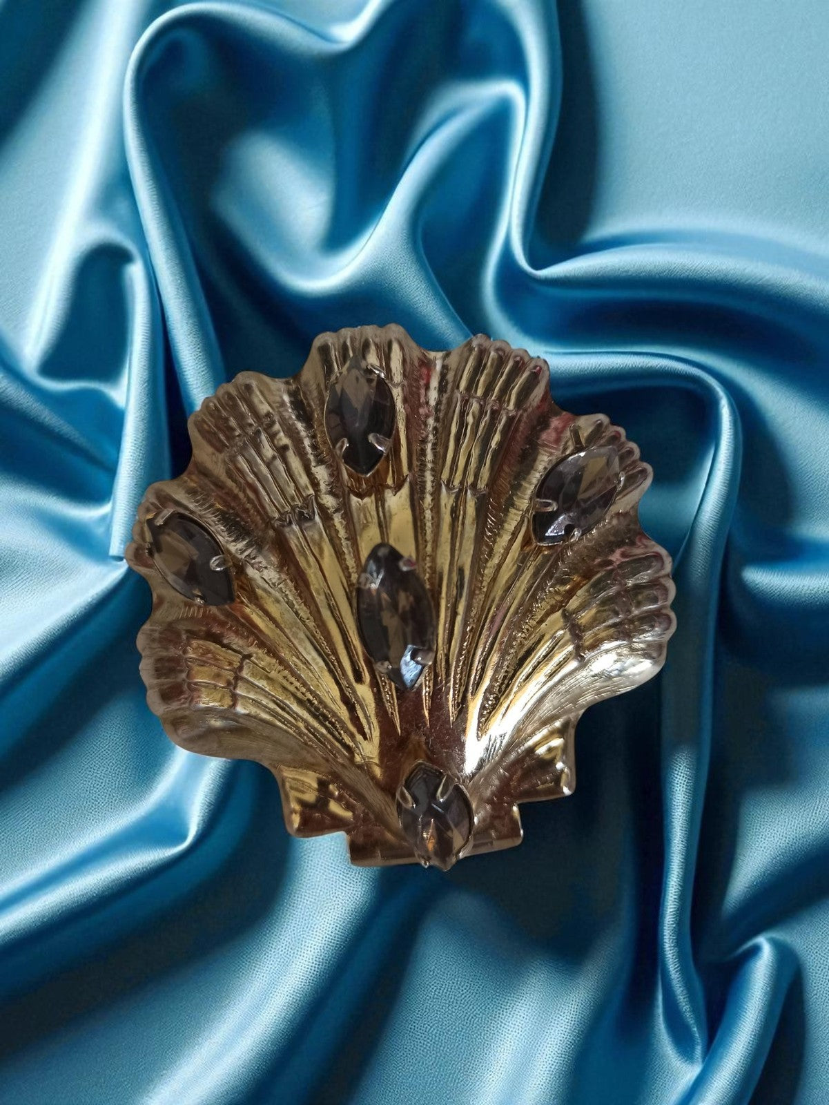 Broche vintage coquillage métal doré strass fumés bijou rétro ancien