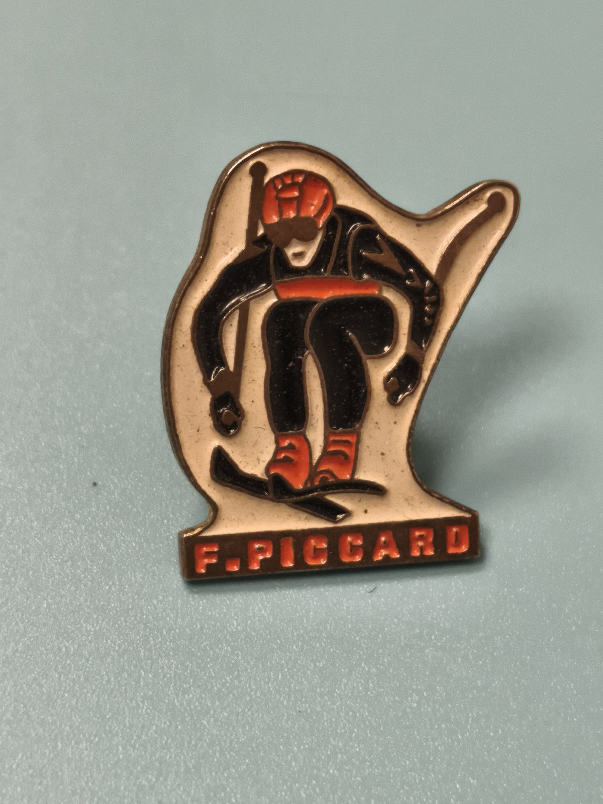 Vintage pin's ski F. Piccard émail ancien skieur casque rouge collection