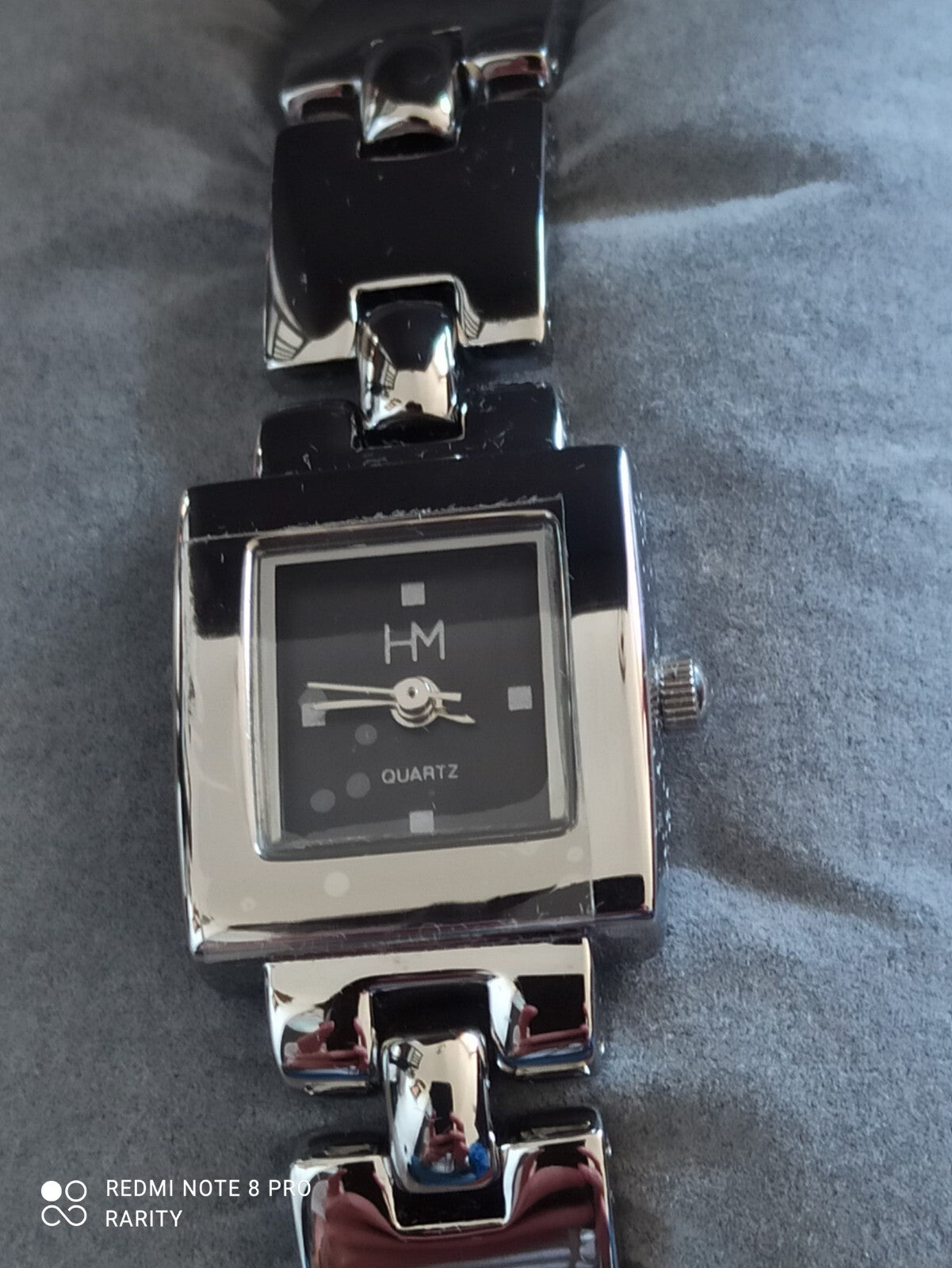 Montre élégante HANAE MORI pour femme - Cadran noir, quartz